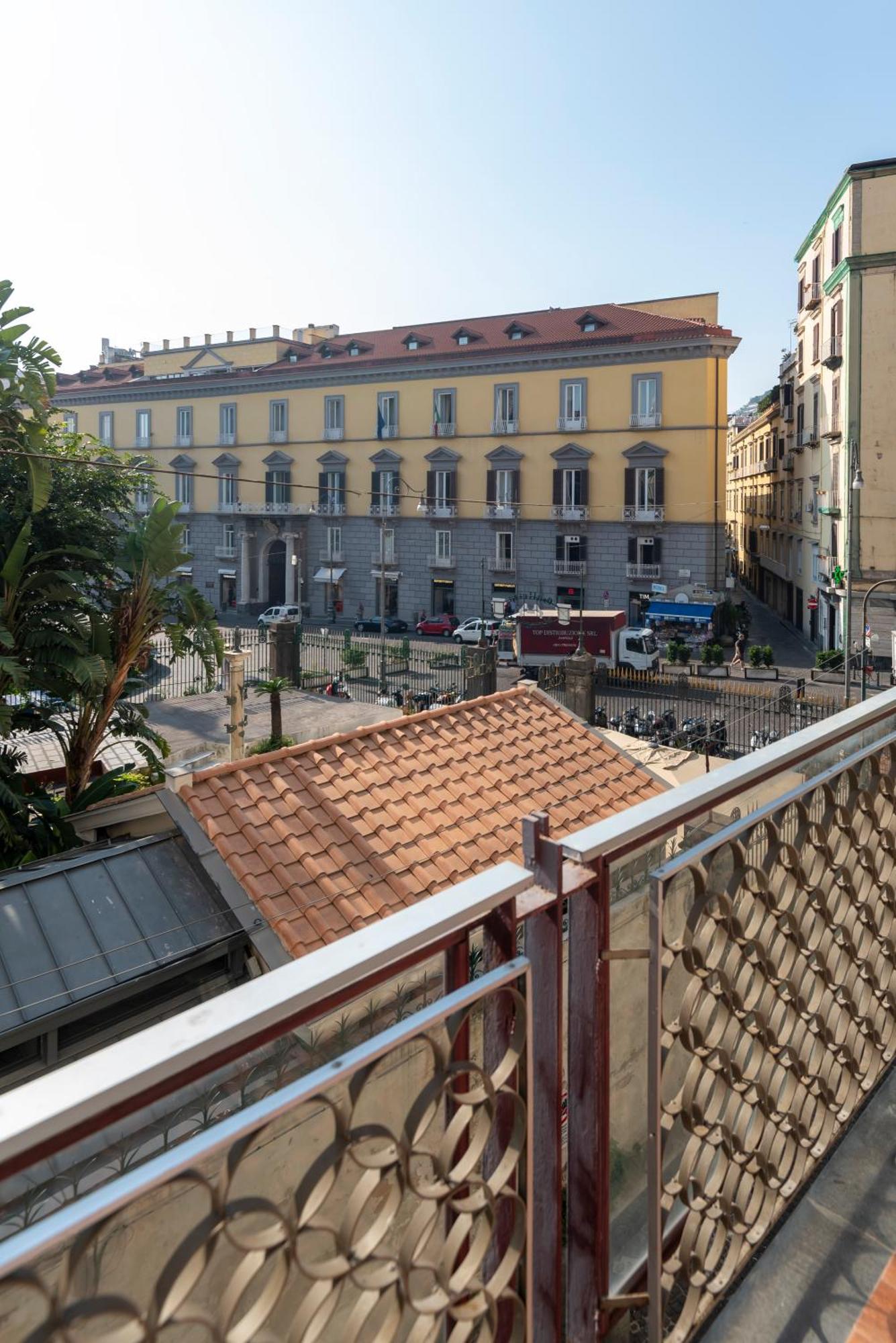 Couette-café Well - Piazza Dei Martiri *